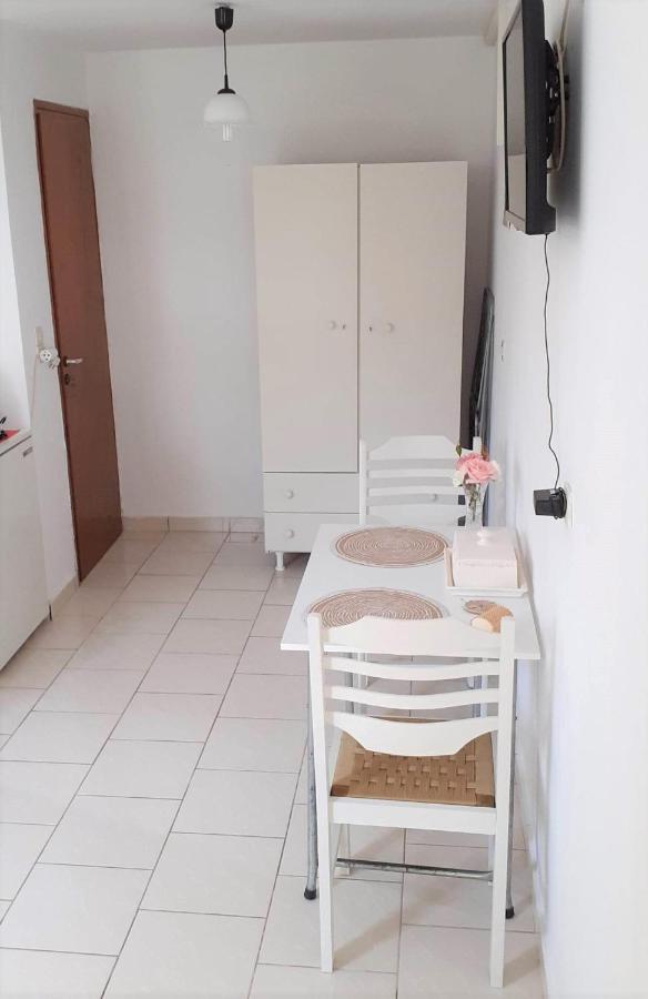 Daphnes Apartments Ratzaklíon エクステリア 写真